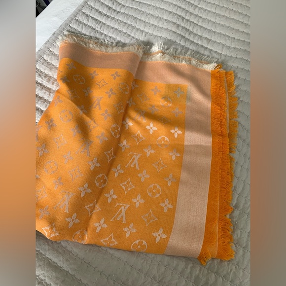 Worn not with box - Picture 2 of 5